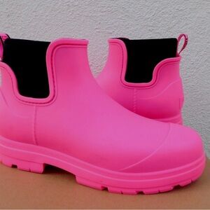 UGG Waterproof Droplet Boot in hot pink. Never worn
